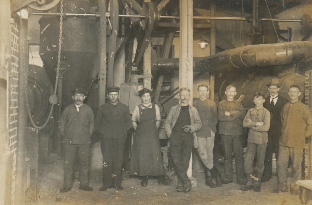 Odsherred Lokalarkiv, har dette flotte billede af ansatte på Kartoffeltørreriet.